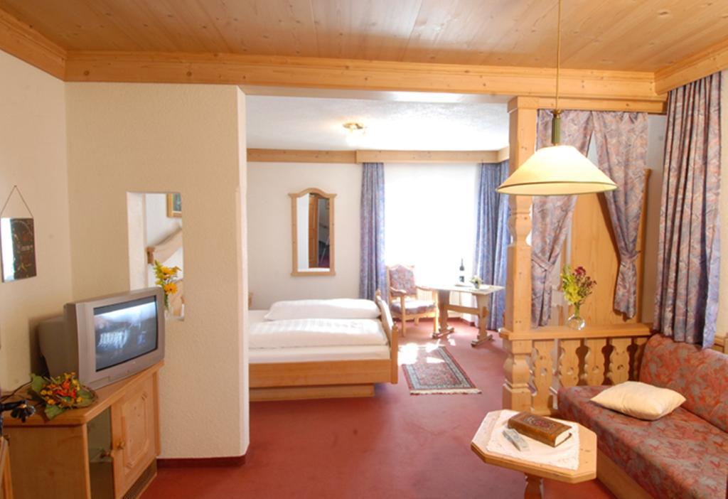 Gasthof Zum Goldenen Loewen Nauders Bilik gambar